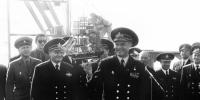 Eski ve yeni modelin denizciler ve denizaltıları için Rus donanmasının deniz üniforması, denizciler ve subaylar için günlük, terhis ve tören