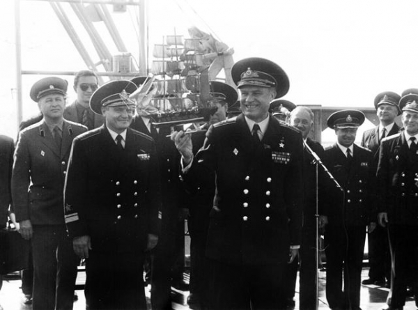 Rus donanmasının eski ve yeni modelin denizciler ve denizaltıları için deniz üniforması, denizciler ve subaylar için günlük, terhis ve tören
